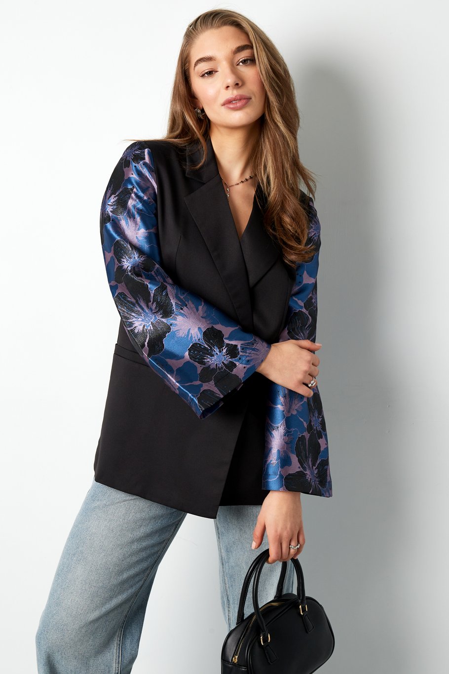 Schwarzer Blazer mit Jacquard-Ärmeln - Blau Bild2